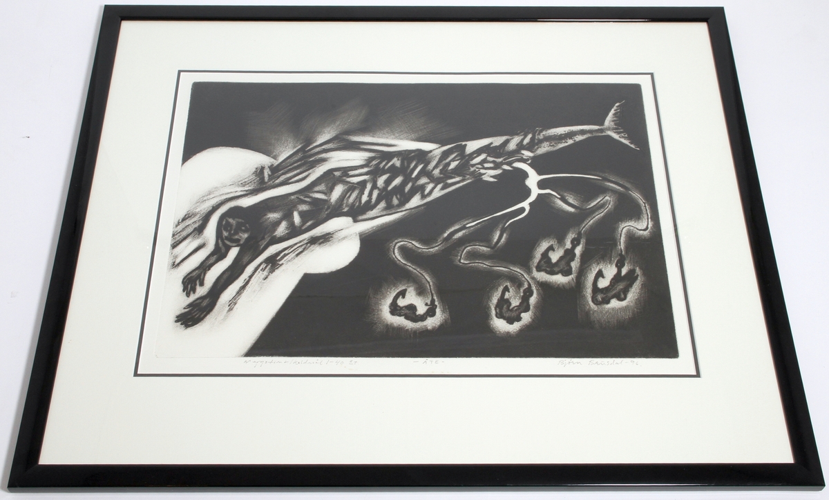 Grafisk trykk av Bjørn Brusdal med tittelen "Åte". Kunstverket er frå 1996, og Brusdal har nytta teknikkane mezzotint/koldnål. Eksemplaret er nummer 1 av 40. Kunstverket er i glas og ramme. Innramming er utført av Margaret Snipsøyr i juni 2000.