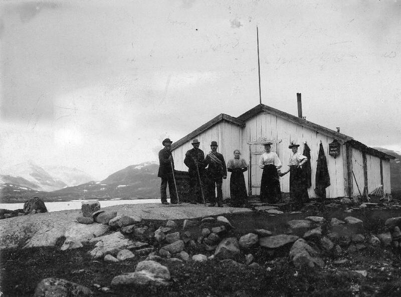 Ansatte ved turisthytta Tvindehaugen, Jotunheimen 1892. Foto: Niels Rogne/Valdres Folkemuseum. (Foto/Photo)
