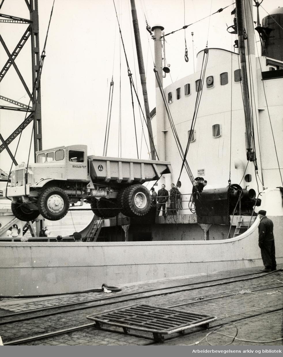 Lossing av lastebiler på Langbrygga, mars 1957.