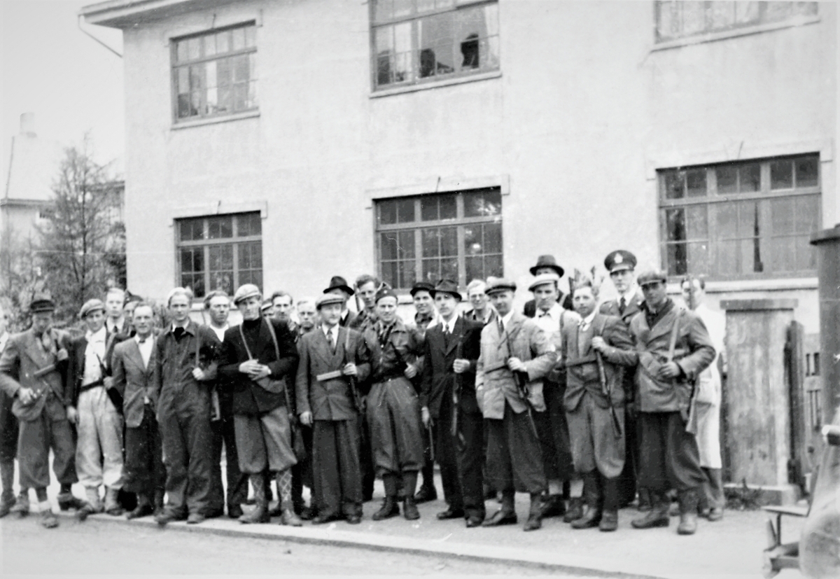 Feiring av freden 1945. Milorg-menn foran Breidablikgata 63, Gestapos hovedkvarter i Haugesund.