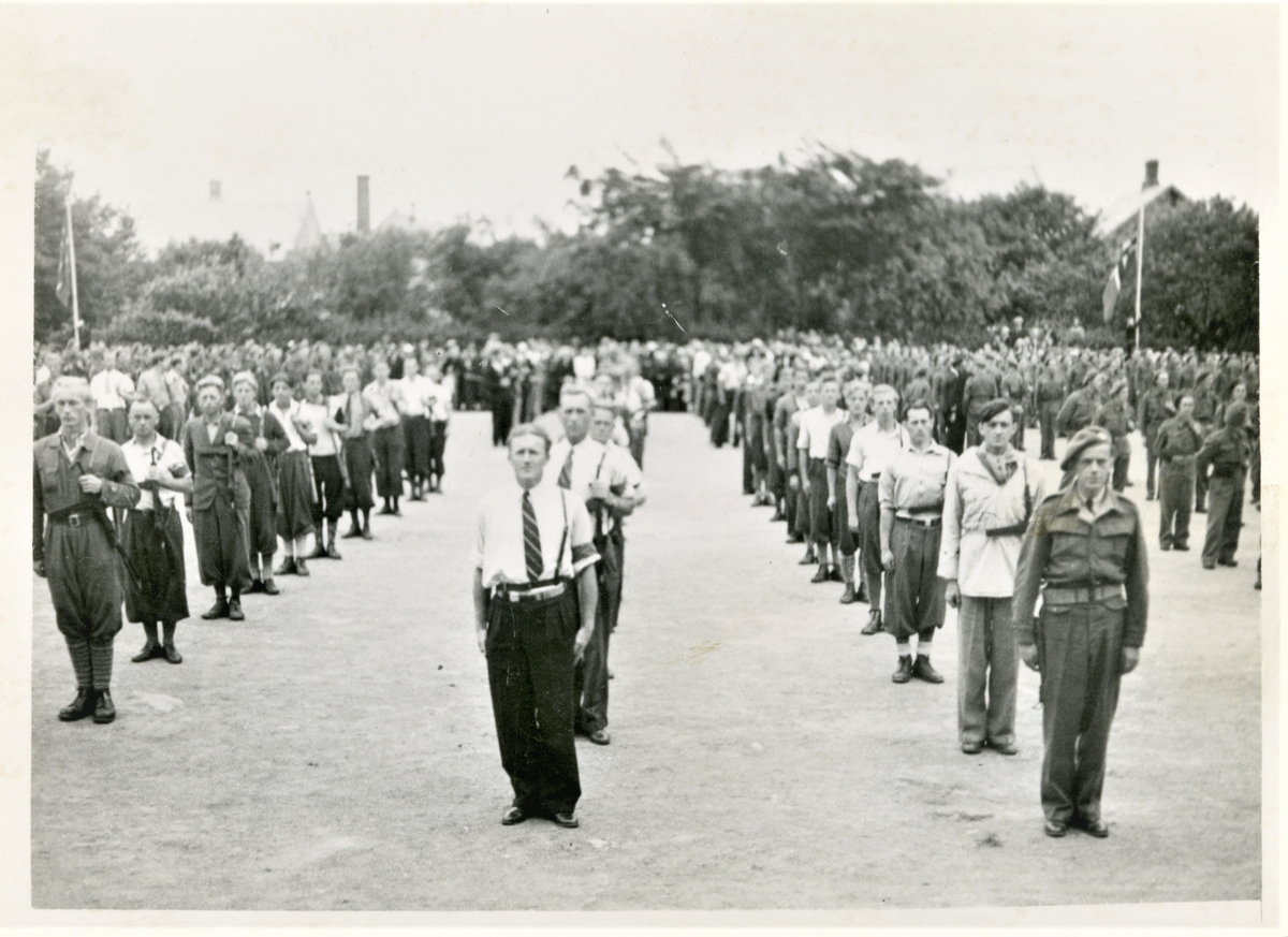 Parade av hjemmefrontstyrker på Rådhusplassen 17. mai 1945. I front til ...