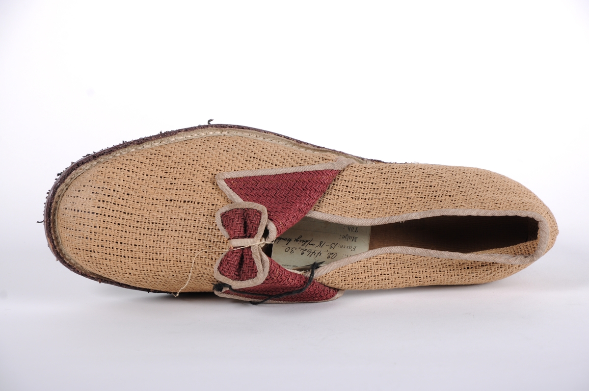Beige sko med tekstilsåle og skobespar i skinn