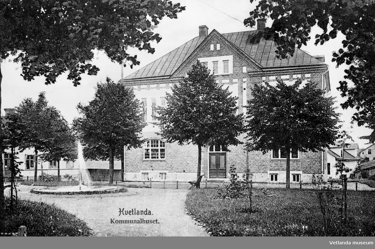 Stortorget i Vetlanda med Carl Johans Park och första Kommunalhuset, cirka 1920. Förlag: Nyléns efterträdare.