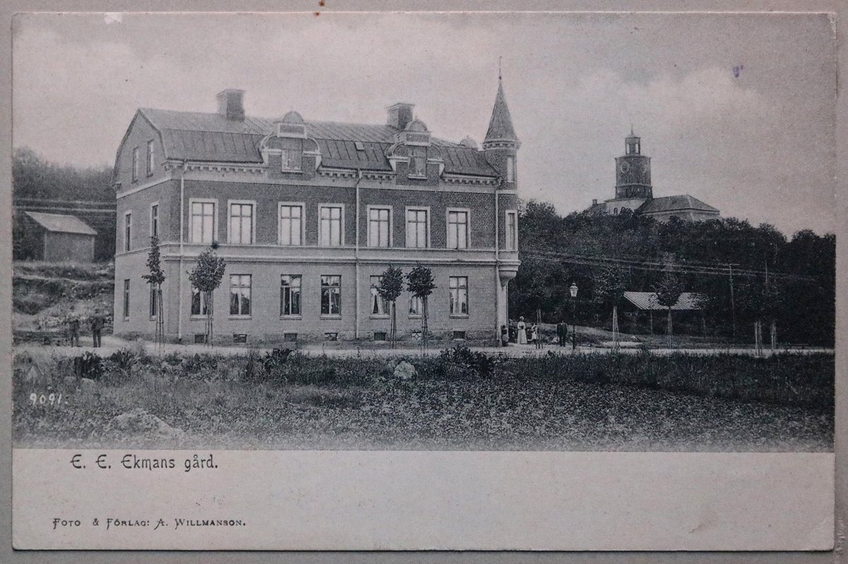 E. E. Ekmans gård, även kallat det Ekmanska huset, Drottninggatan 23, vid Skolparken, Enköping. Foto från 1905 eller tidigare.
