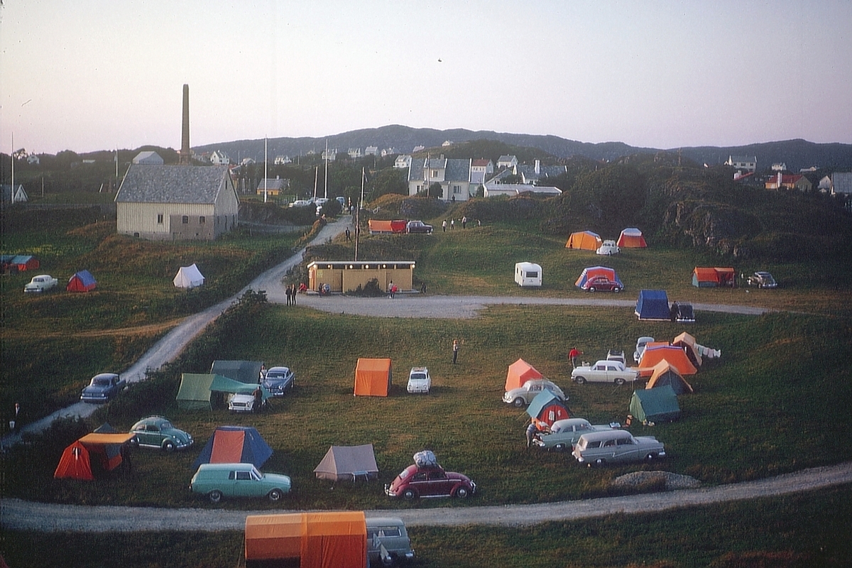 Haraldshaugen Camping sett mot nord. Utsikt fra Tresberg, ca. 1970.