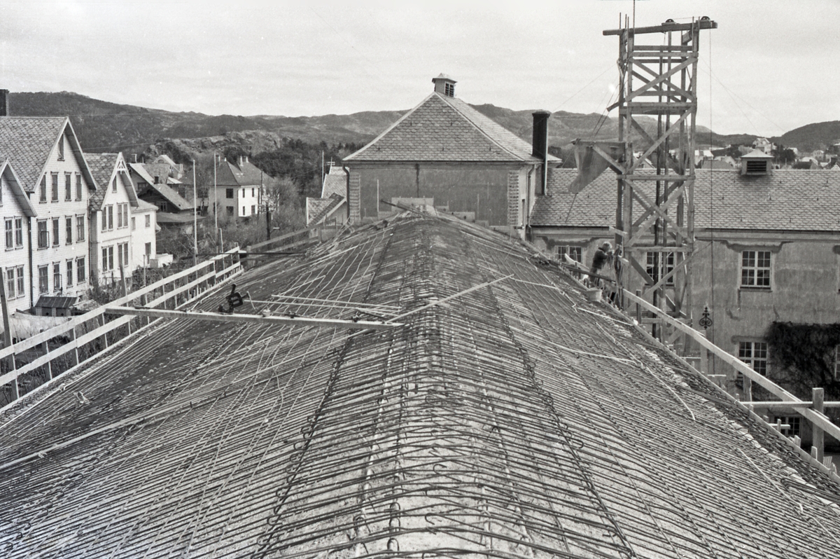 Byggearbeid på taket av Hauge skole. Sett mot øst, ca. 1955.
