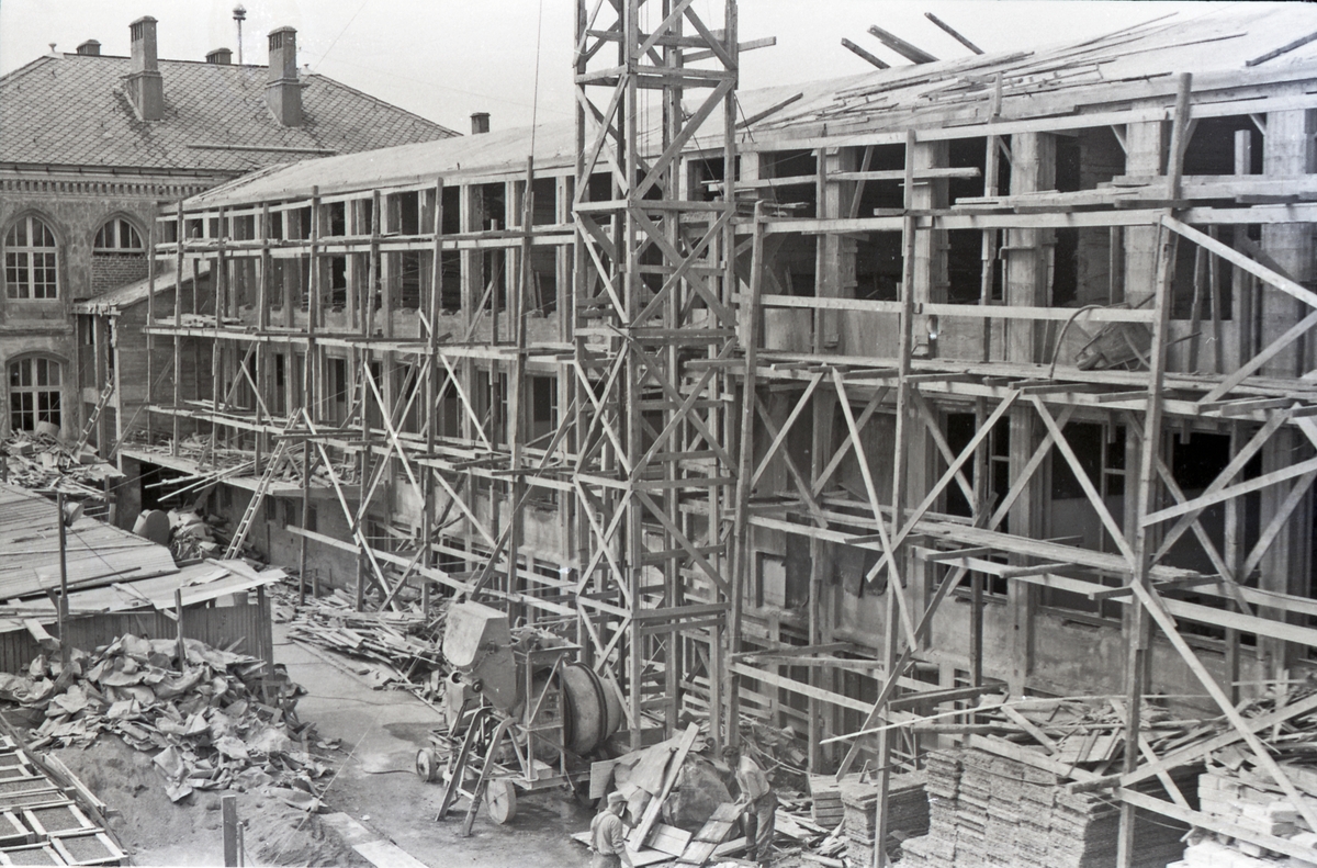 Bygging av Midtbygget på Hauge skole. Sett mot nordvest, ca. 1955.