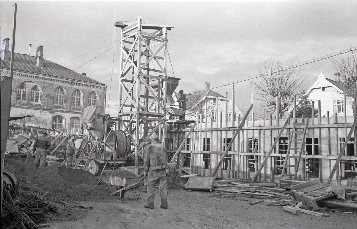 Tidlig stadie av bygging av Midtbygget til Hauge skole. Sett mot nordvest, ca. 1954.