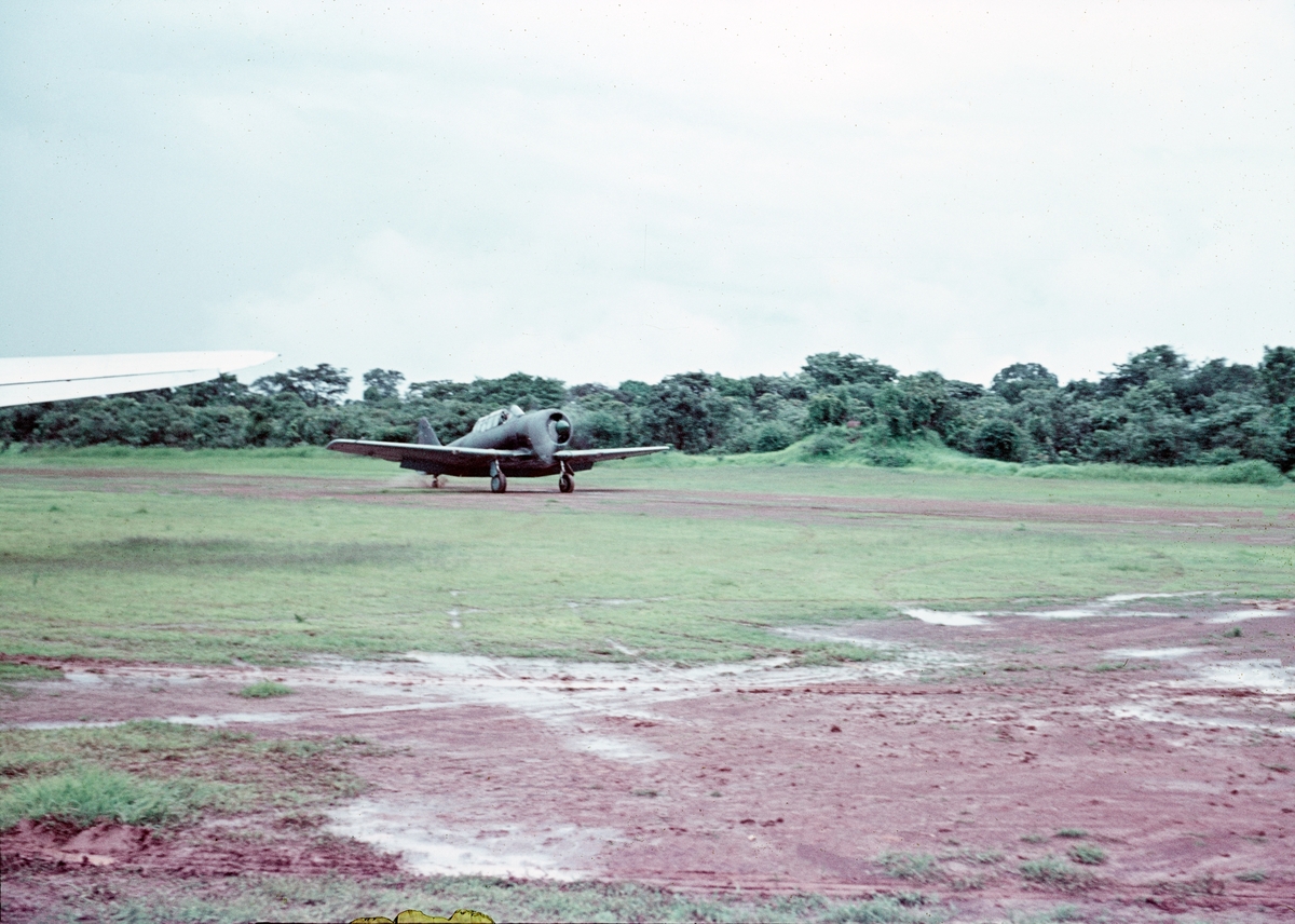 Katangesiskt flygplan Harvard T-6 med motor igång på ett flygfält under Kongokrisen, 1962.