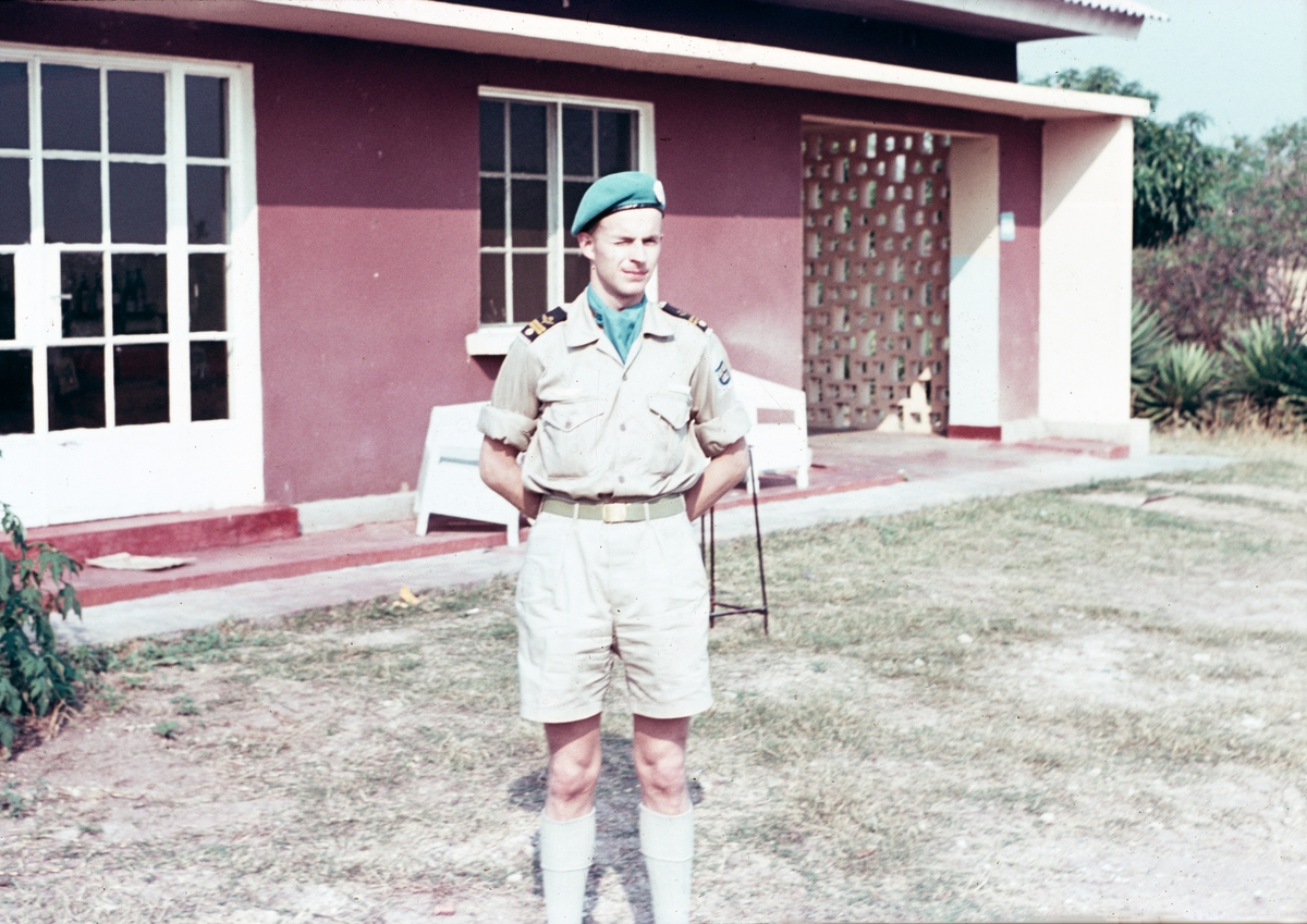 FN-piloten Gilbert Casselsjö framför pilotbostaden i Kamina under Kongokrisen, 1962.