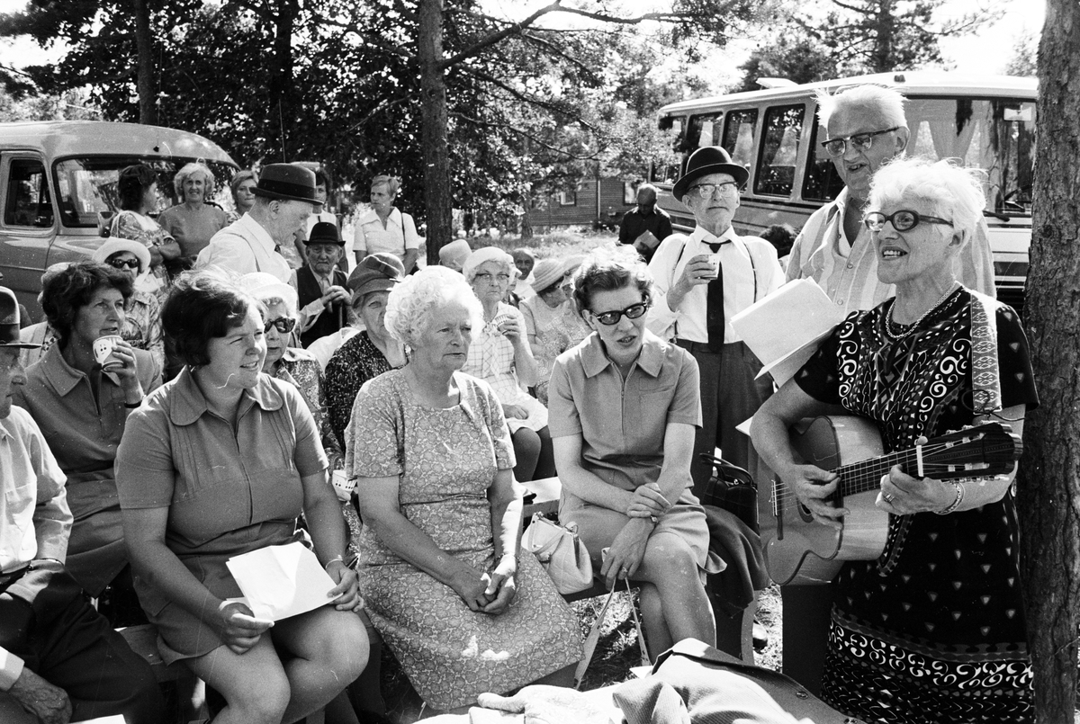 Pensionärer på utflykt, Sikhjälma, Hållnäs socken, Uppland, juli 1972