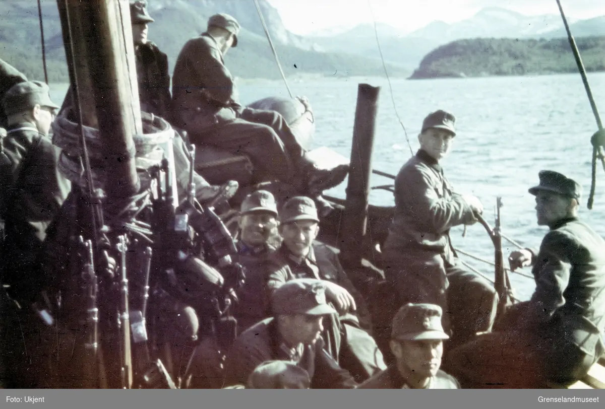 Soldater på et skip i et område med fjell. 