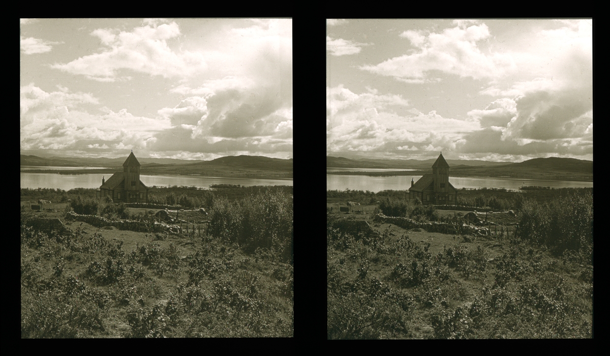 Møsstrond kirke på Hovdenøya. Utsikt mot Møsvatn. Tilhører Arkitekt Hans Grendahls samling av stereobilder.