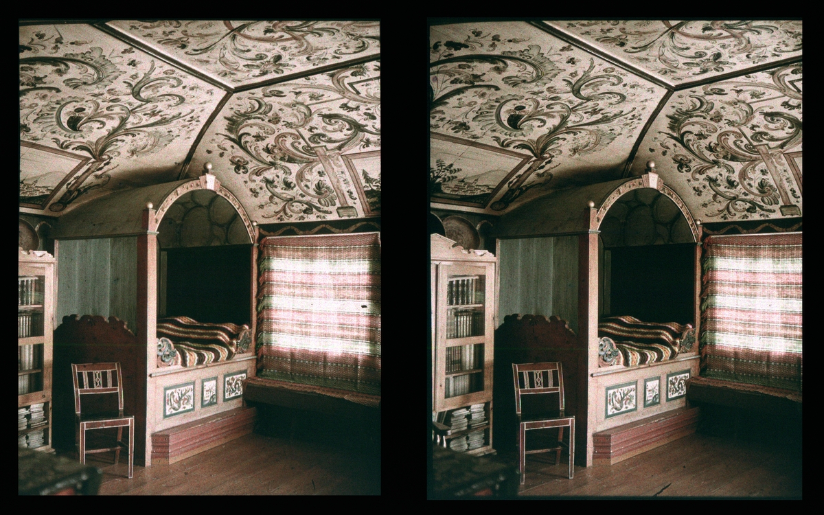 Stue i Telemark. Himmelseng og tak dekorert med rosemaling. Tilhører Arkitekt Hans Grendahls samling av stereobilder.