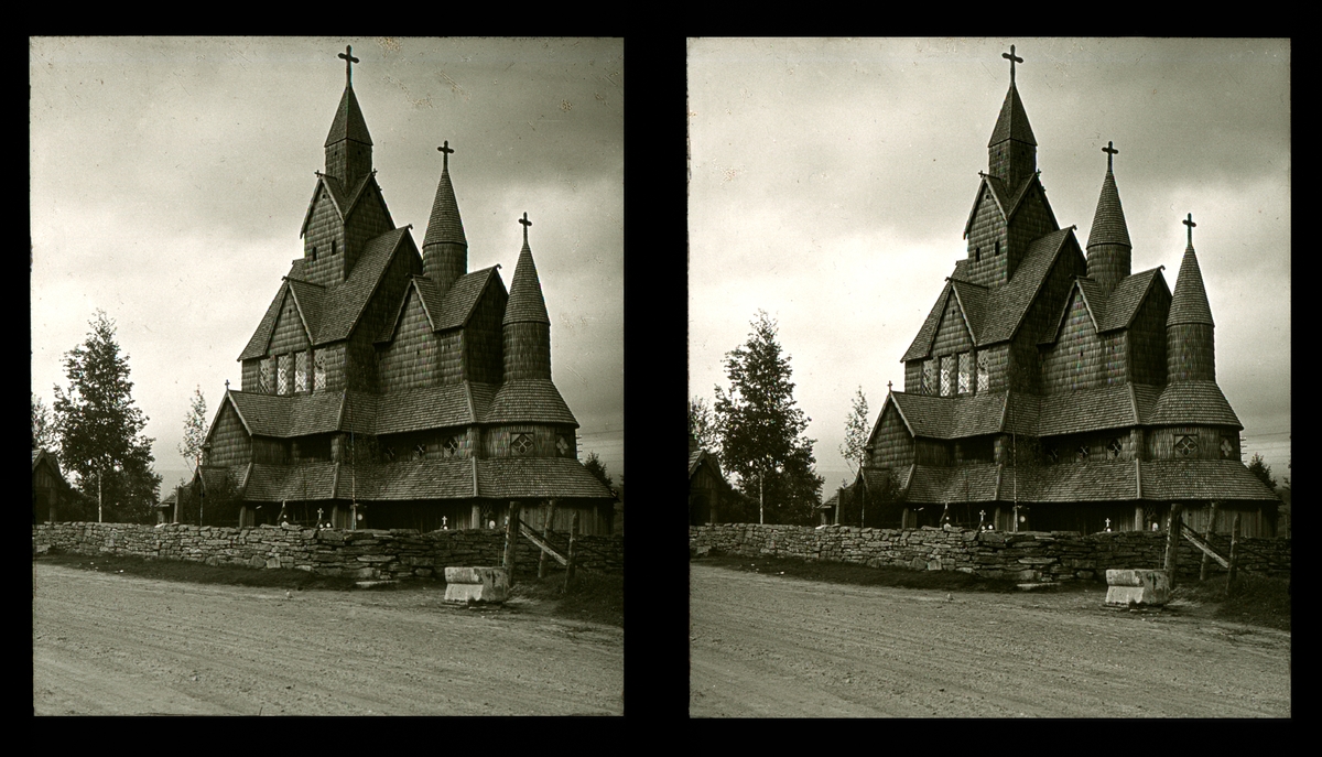 Heddal stavkirke, Notodden kommune i Vestfold og Telemark. Tilhører Arkitekt Hans Grendahls samling av stereobilder.