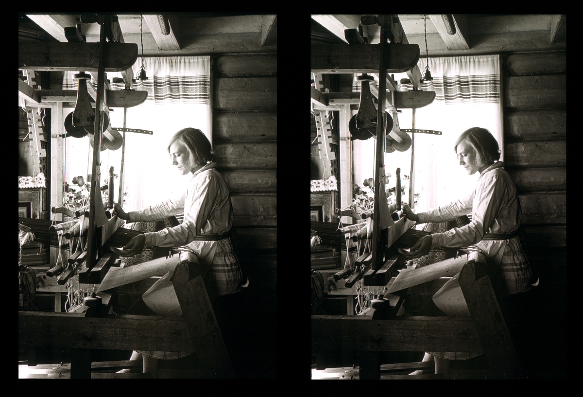 Ung kvinne sittende ved en vev. Tilhører Arkitekt Hans Grendahls samling av stereobilder.