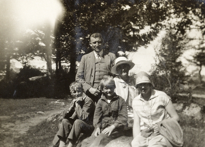 En, man två kvinnor och två pojkar har samlats för fotografering. 
Under fotot text: "Hällevik, 1929".
