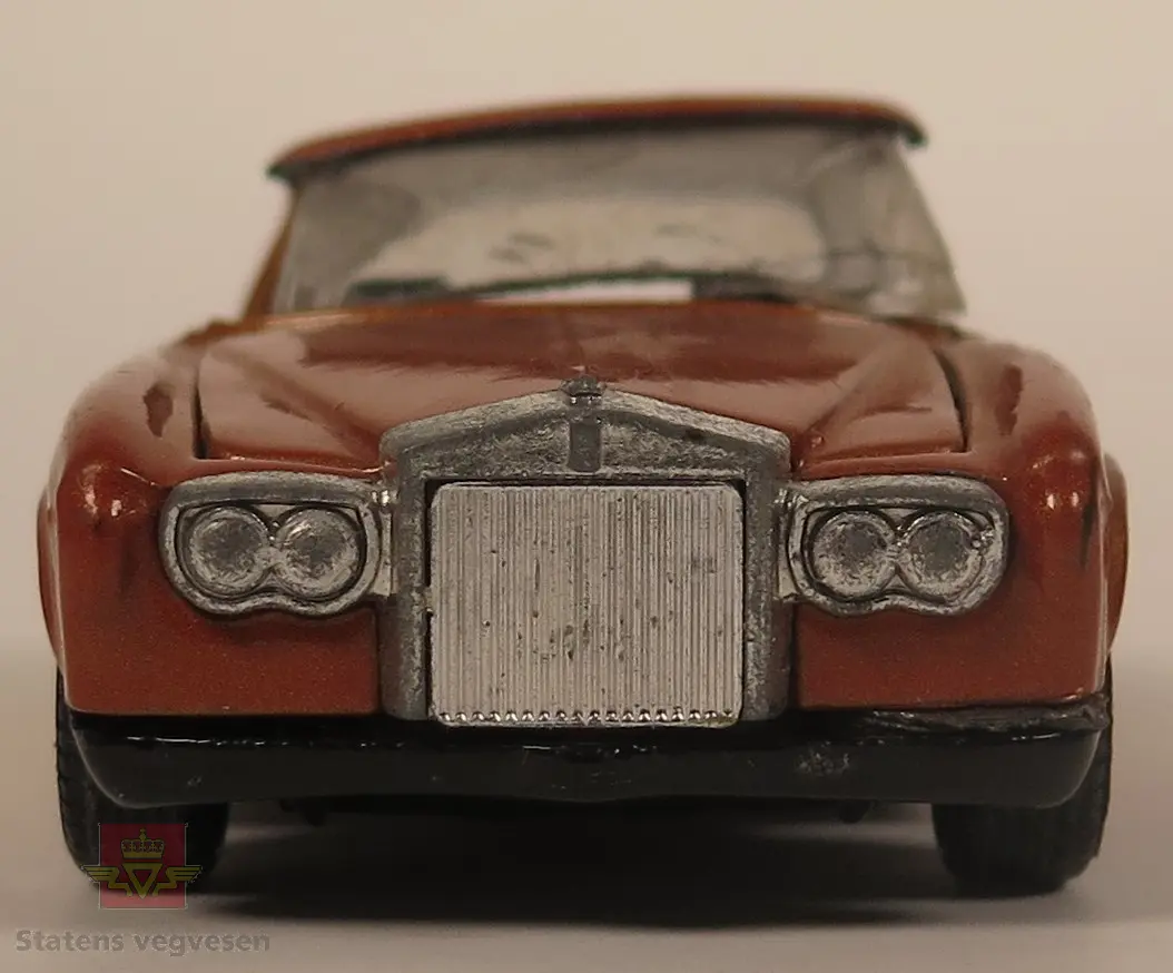 Hovedsakelig brun modell. Den er hovedsakelig laget av metall og underdelen er laget av plast. Skala 1:43.