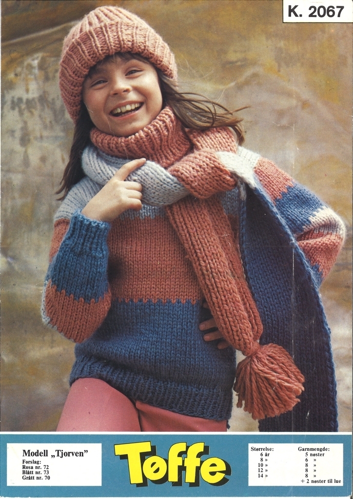 Smilende jente i strikket genser, skjerf og lue