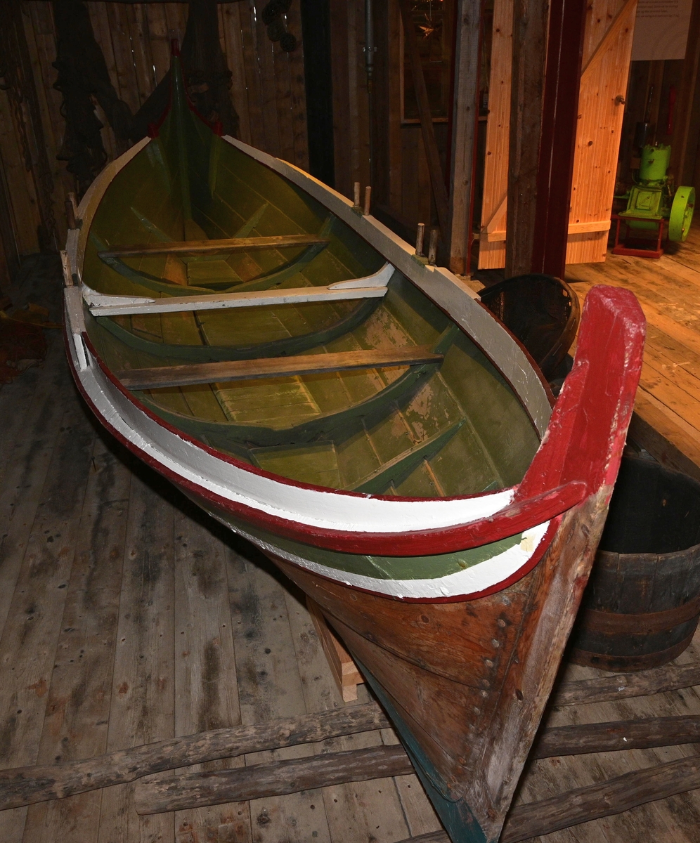 Båten er en treroring som er klinkbygd med 5 bordganger. Den har to årepar og er ikke rigget for seilføring. Båten sitt skrog er reparert med bord innvendig som er klinket fast i skroget.