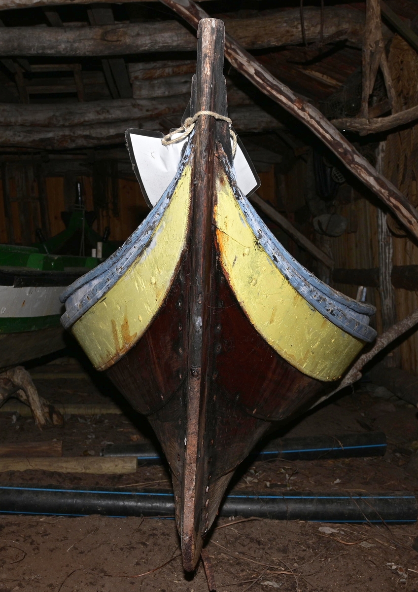 Båten er en to og en halv roms kjeks som er klinkbygd med fem bordganger. Den har to årepar.