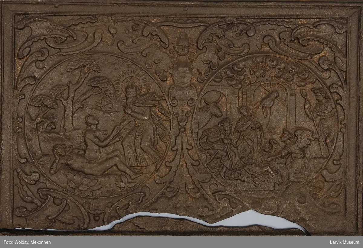 venstre:Evas skapelse.høyre: englene ved krybben   nederste felt: kartusje m. Laurvigen 1698