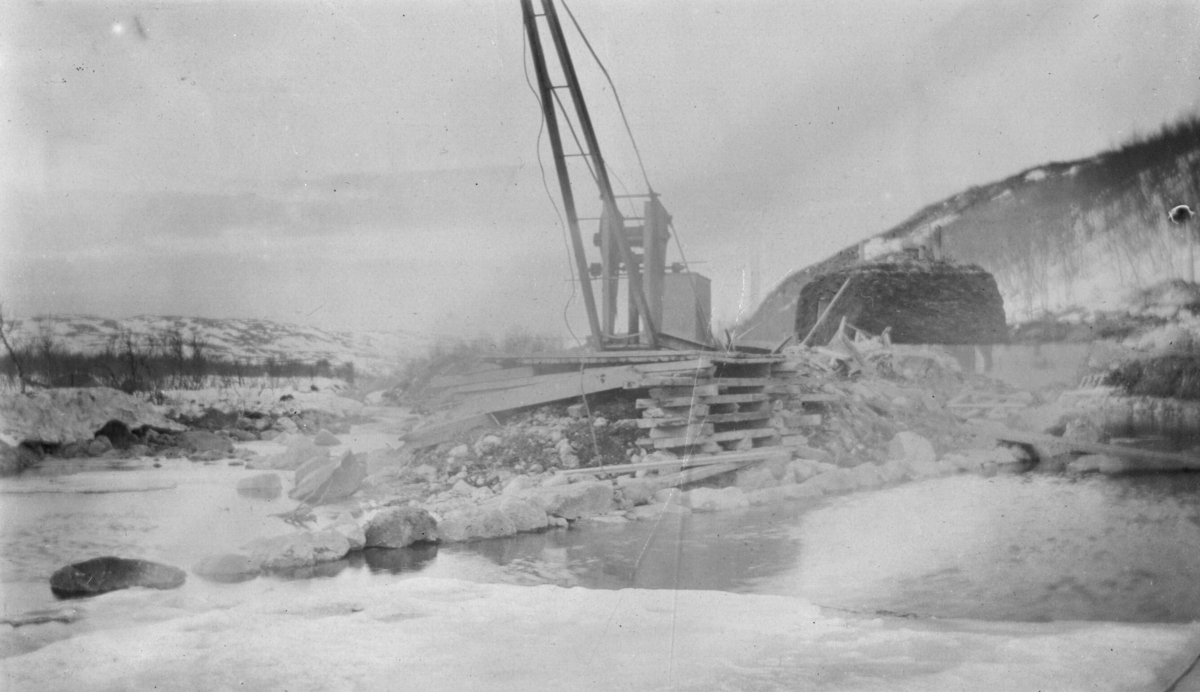 Inntaket til kraftstsasjonen, det gamle elveleiet til venstre, Tårnet kraftanlegg, Jarfjord, 3. april 1920.