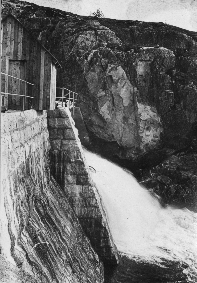 Murdammen fra luftsiden, sommeren 1920. Fra byggingen av Tårnet kraftanlegg, Jarfjord, 1919-1920.