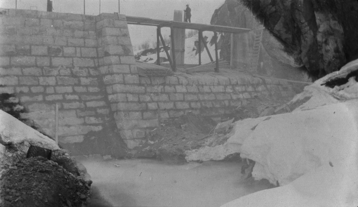 Arbeid på overløpet, Storvannsdammen, 3. april 1920. Fra byggingen av Tårnet kraftanlegg, Jarfjord, 1919-1920.