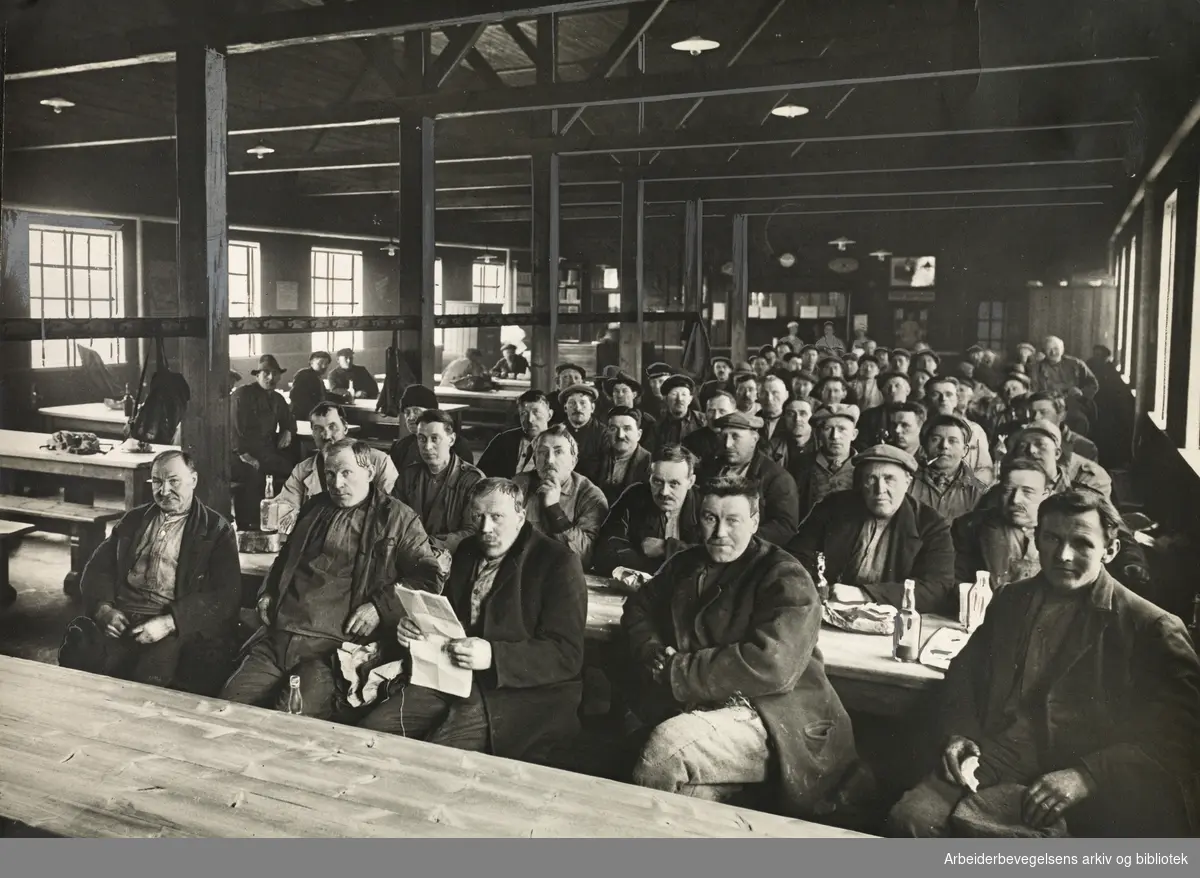 Bryggearbeidernes ventehall og kafe "Rampely" på Oslo havn i 1932.