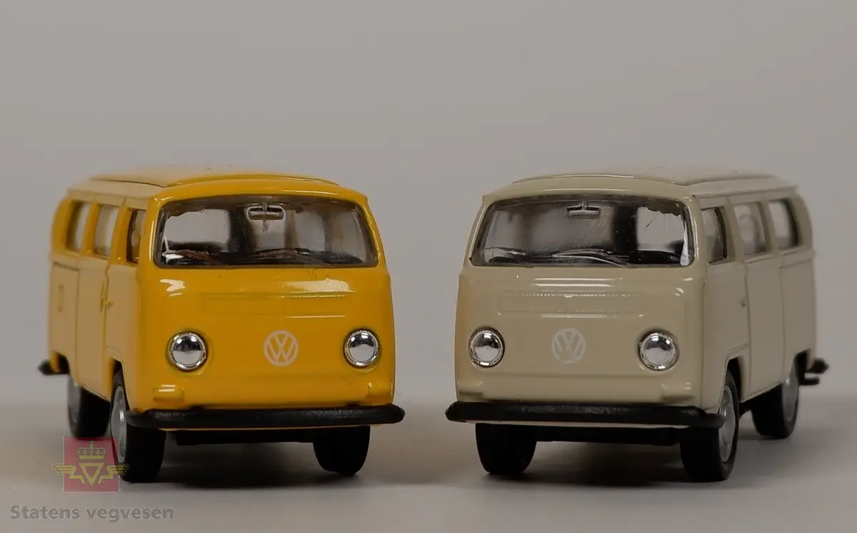 Miniatyrmodeller av Volkswagen Transporter Type 2. To stykker 1972 modeller, en i fargen gul og en i fargen beige. Bilene er laget hovedsakelig i metall med plastunderstell og detaljer. Skala 1:60.