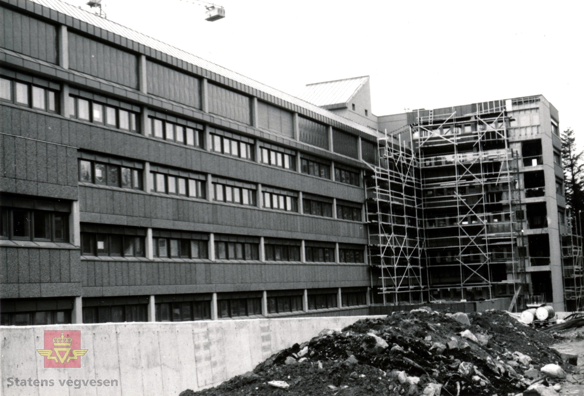 Byggetrinn II av fylkeshuset i Molde, bygd i tidsrommet 1982 - 1984. Bygget er i ferd med å reise seg vestover, sett fra nordsiden av fylkeshuset. 

Etter åpningen av fylkeshuset i 1973 og utover 1970-tallet ble det klart at det var for liten plass til  ulike etaters behov for kontorer. På begynnelsen av 1980-tallet lå planene klar for et påbygg - "Fylkeshus II" som skulle stå ferdig til  begynnelsen av 1985.

Byggetrinn II skulle være et tilbygg til byggetrinn I. Det var planlagt i 6 etasjer og med et nettoareal på ca 8 800 m², og dermed ble det samla kontorarealet fordoblet. Byggekostnaden var beregnet til 80 millioner kroner.

Utvidingen av fylkeshuset ville representere en vesentlig bedring av kontorforholdene for vegkontoret. Frem til 1981 var det overbefolket i kontorlandskapet. I tillegg til de nåværende lokalene som delvis kulle ombygges, ville de også få 3. etasje i nybygget, som gav dem ca 50 % mer kontorplass. Det ville nå bli en blanding av cellekontor og kontorlandskap. 