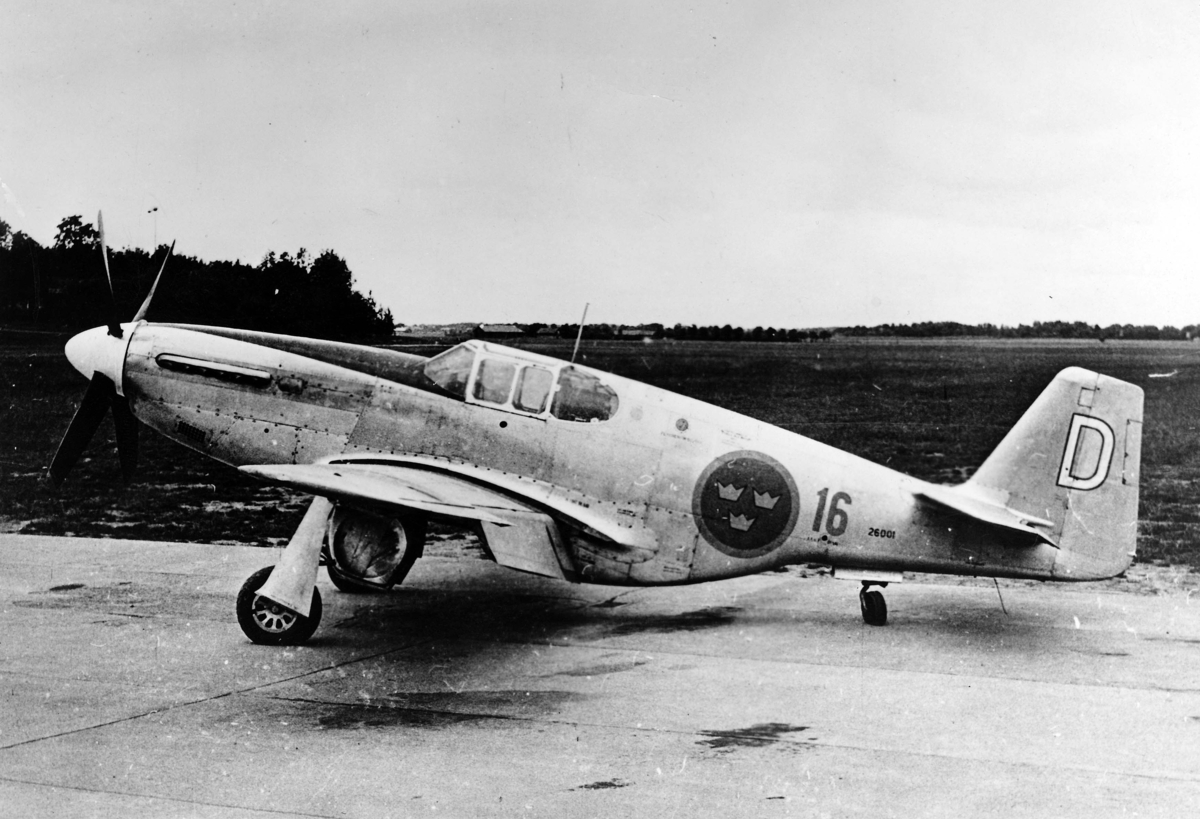 Flygplan J 26 Mustang nummer 26001 märkt F 16 står på en landningsbana. Cirka 1945.