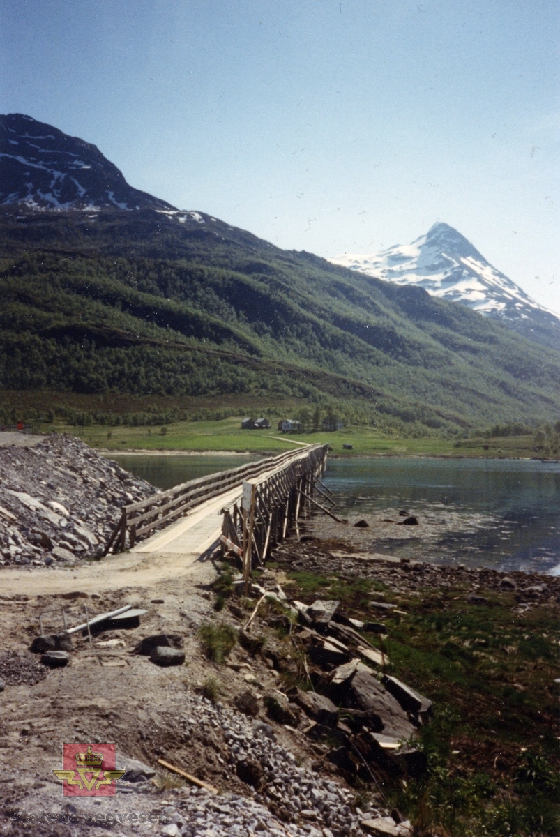 Fv.835 Steigenvegen. Gammel gangbru i Straumfjorden. Trolig er bilde tatt i 1990.