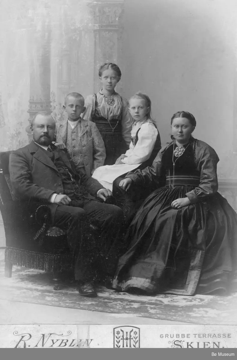 Familien Eika: F.v Halvor Torsteinsson, Torstein Halvorsson, Bergit Halvorsdotter, Anne Halvorsdotter og Anlaug Eika