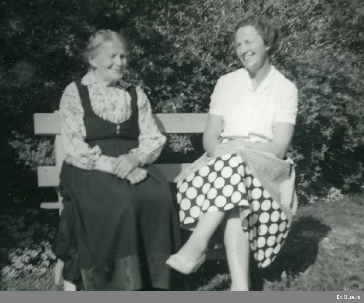 Hilleborg T. Søvde (f. Forberg) og dottera Marie, tatt ca. 1960