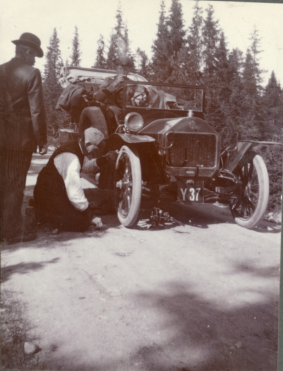Text i fotoalbum: "Paus".

Fordonet på bilden med registreringsnummer Y37 är en Darracq 1911 och registreraded på Adolf Fredrik Johansson i Umeå den 2/6 1911.