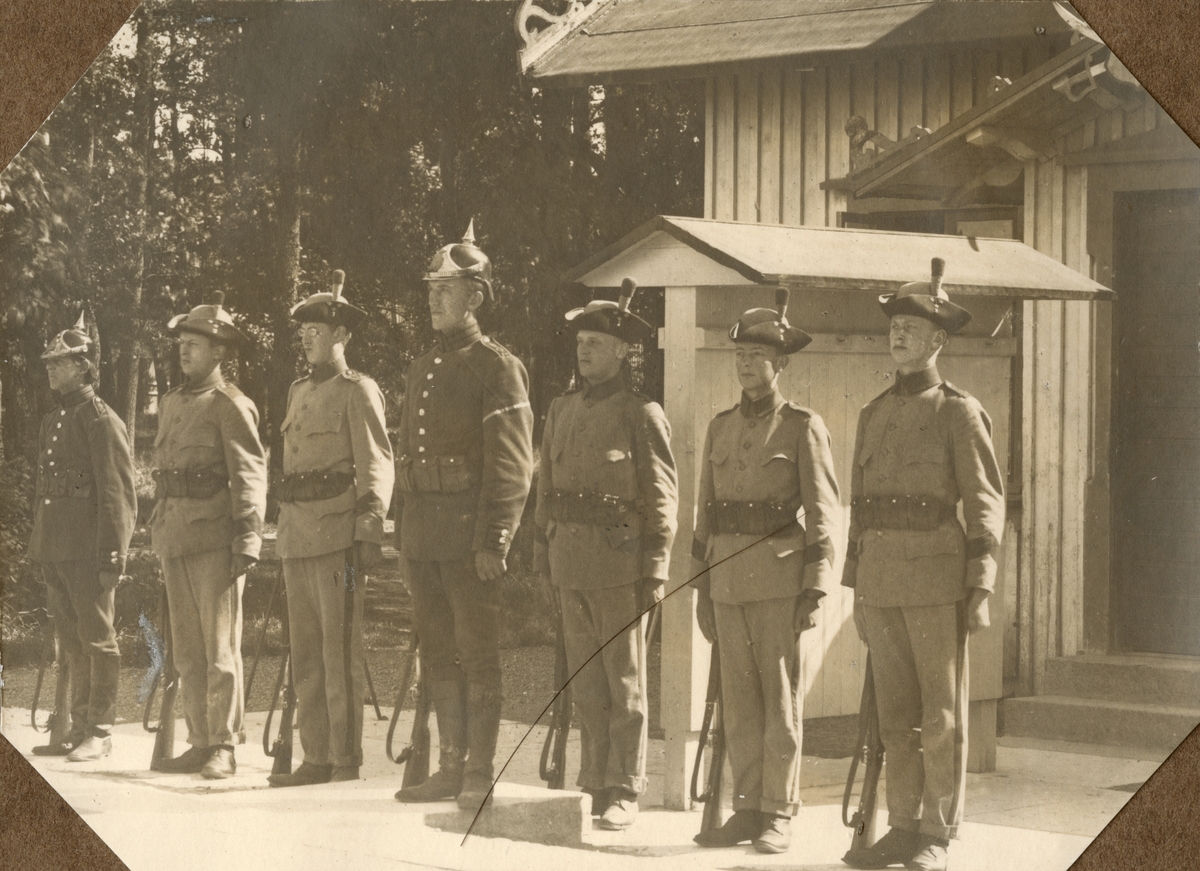 Gruppbild med soldater på kasernområde.