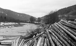 Tømmertillegging ved Gausa i Gausdal i Oppland. Fotografiet 