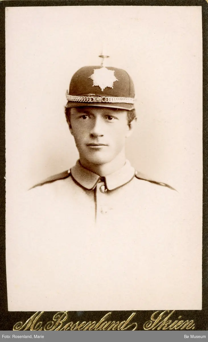 Vistittkortfoto av mann i militær uniform