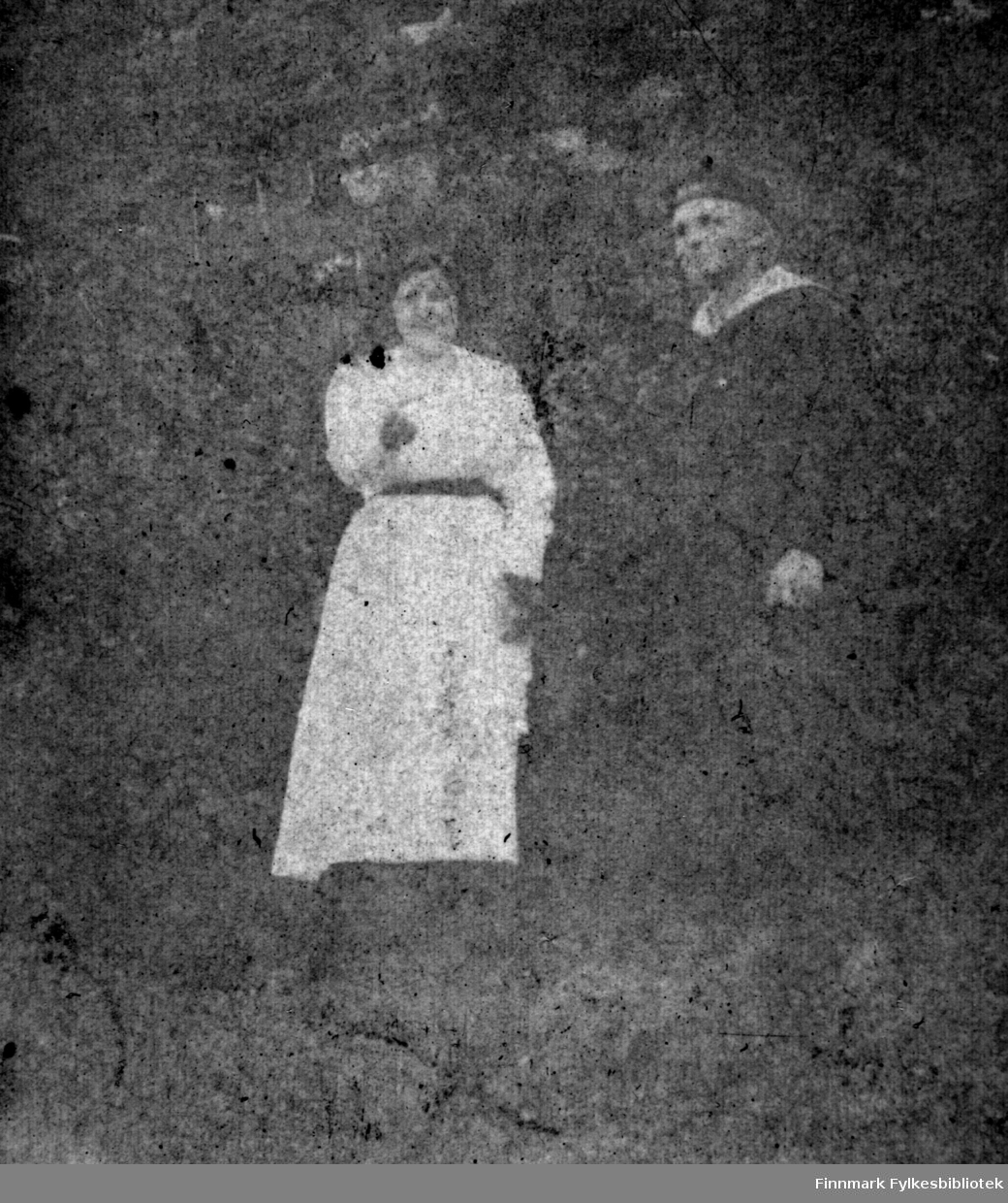 Et "falmet" fotografi av Anna og Isak. (Det står "fotografene" i kanten av bildet)