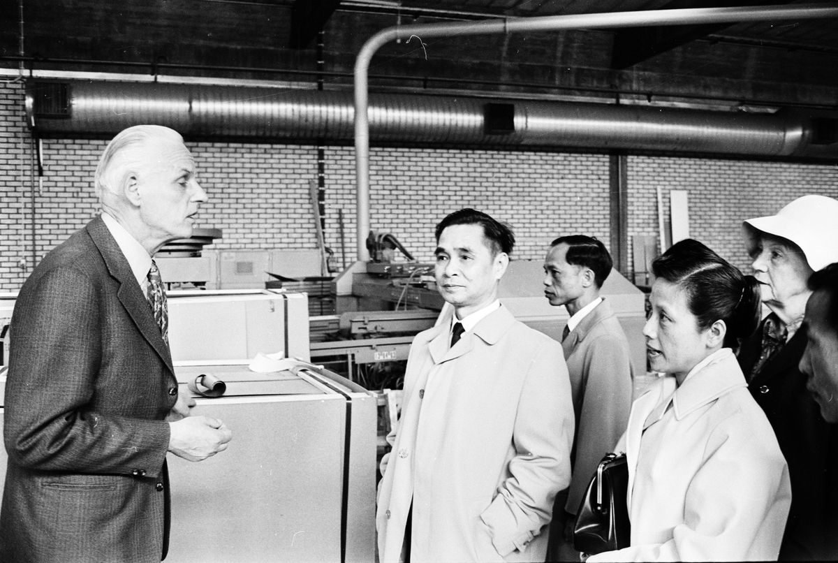 Nordvietnams ambassadör gästade Karlitfabriken i Karlholm, Uppland 1973