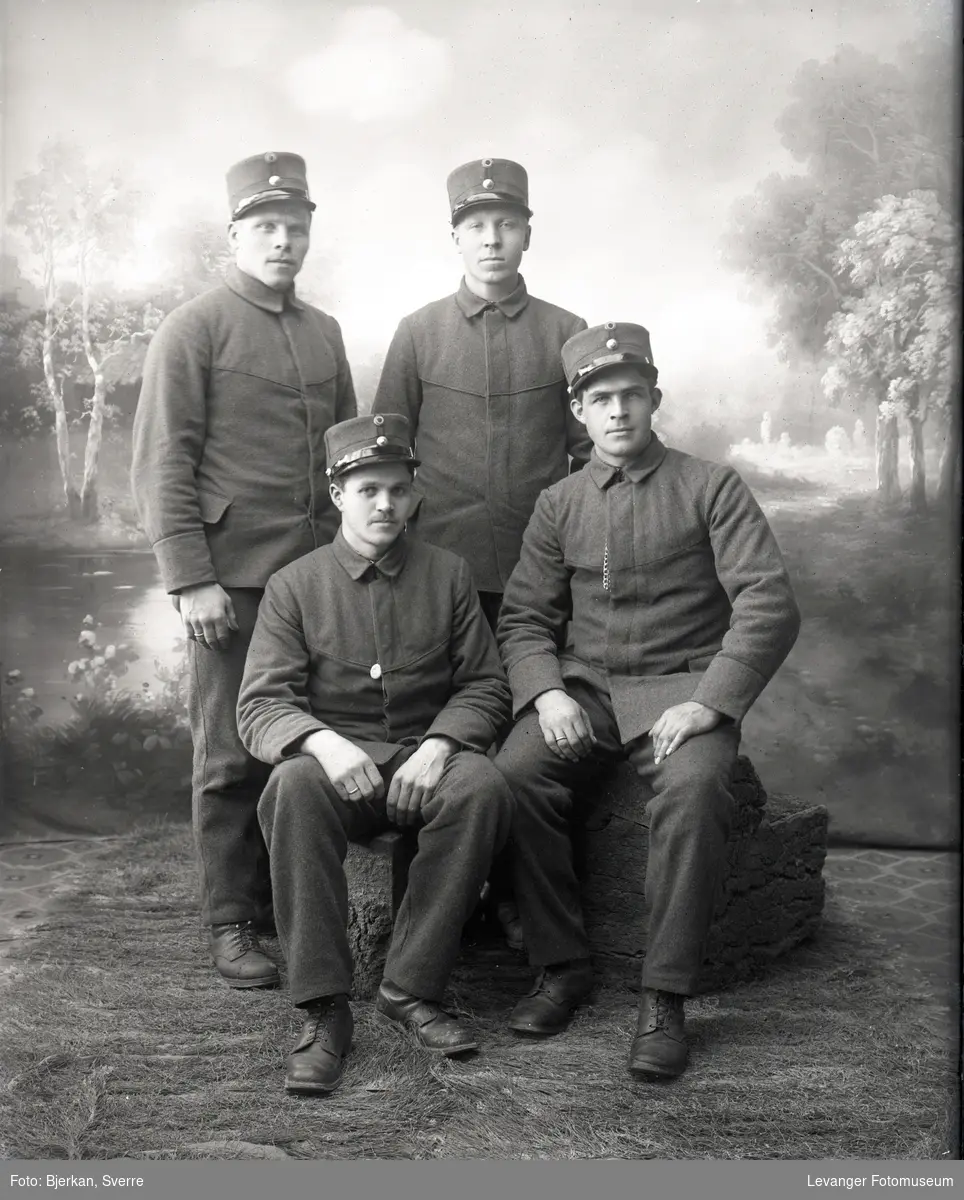 Gruppebilde av menn, soldater i uniform