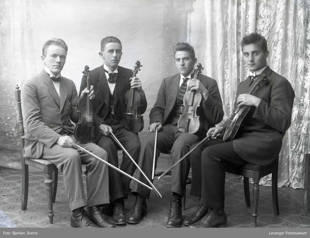 Gruppebilde av menn med fioliner, kvartett