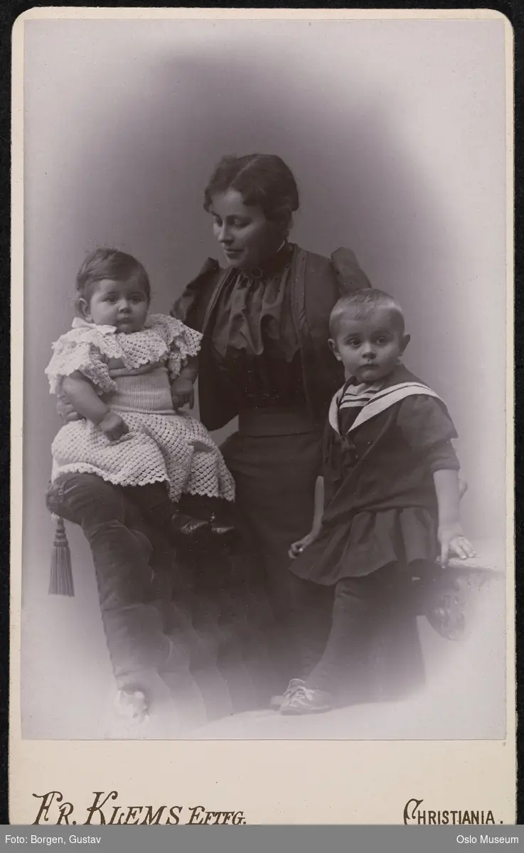 trippelportrett, kvinne, stående halvfigur, barn
