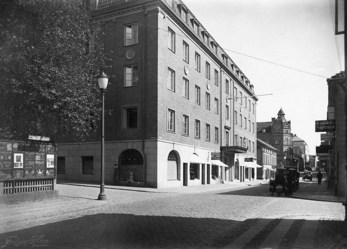 Österlånggatan söderut med Grand-Hotell i kvarteret Apollo t.v. år 1930.