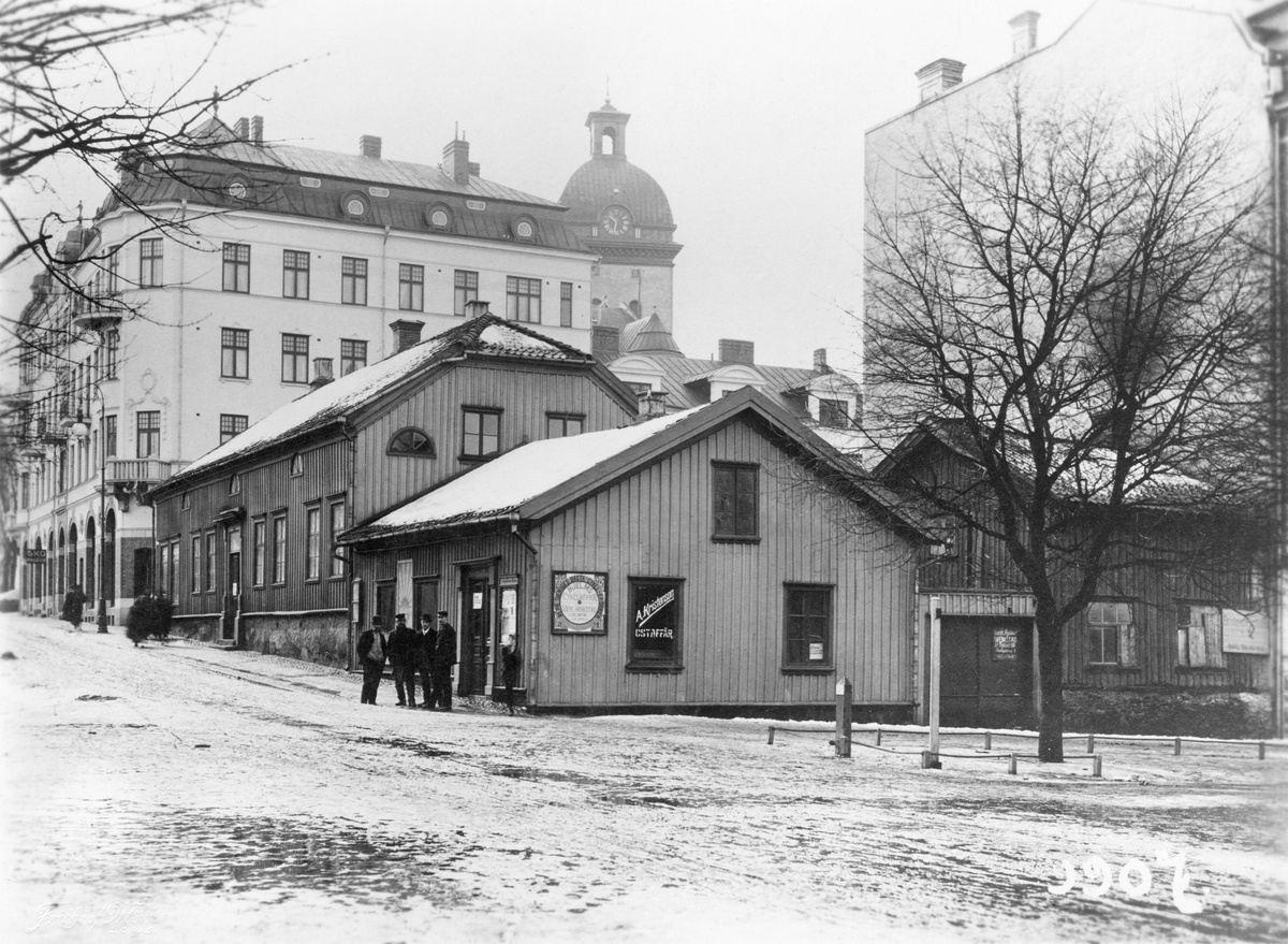 Yxhammarsgatan x Österlånggatan t.v. med kvarteret Bachus innan Stadshotellet uppförts. Foto taget år 1907.
