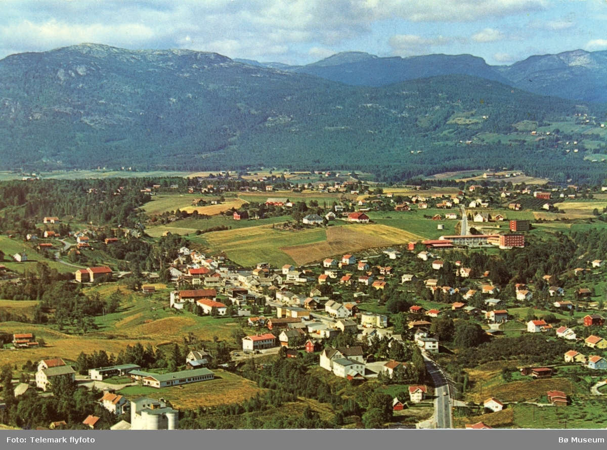 Flyfoto av Bø sentrum mot Lifjell, tatt frå sør, 1970