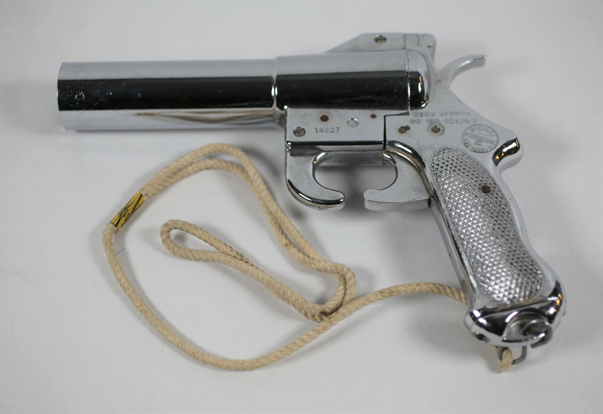 Sølvfarvet håndholdt pistol.