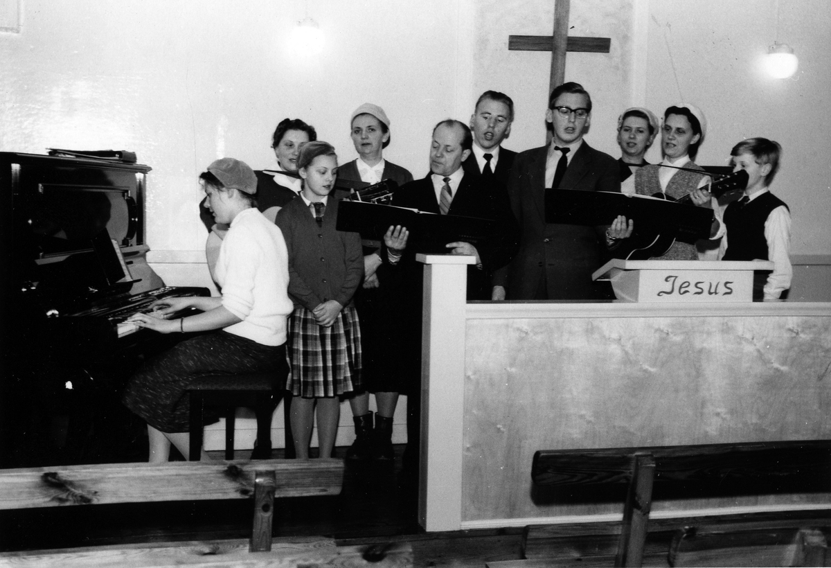 Betaniaförsamlingen i Anten. Kapellet låg vid Skepplandavägen. Byggdes 1939-1940. Tio personer sjunger, två av dem spelar gitarr, en tredje spelar piano.